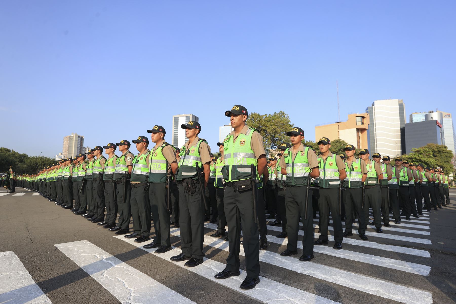 Así se ejecutará aumento de 81% a policías y FFAA