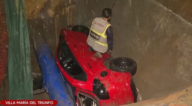 VMT: Auto cae en zanja de obra sin señalizar