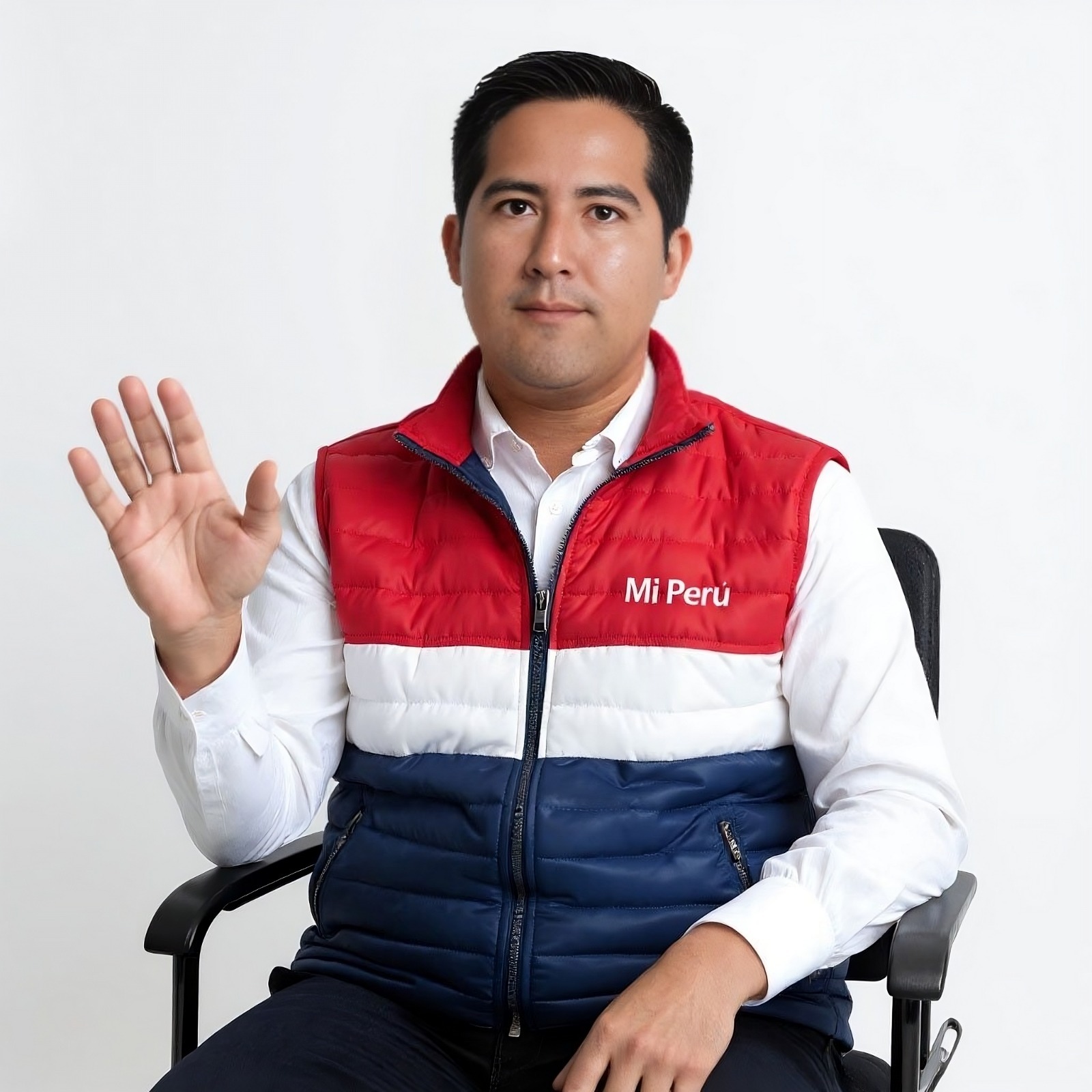 Manuel Encalada gana terreno en Mi Perú