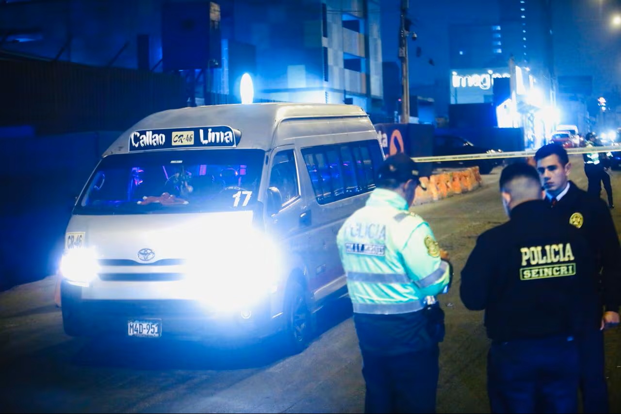 Sicarios atacan a balazos una combi